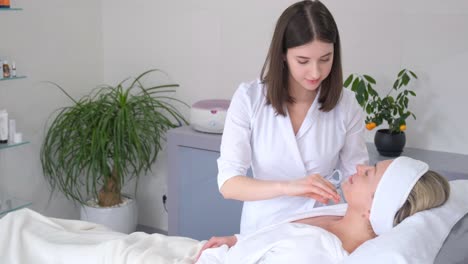 tratamiento facial en un spa