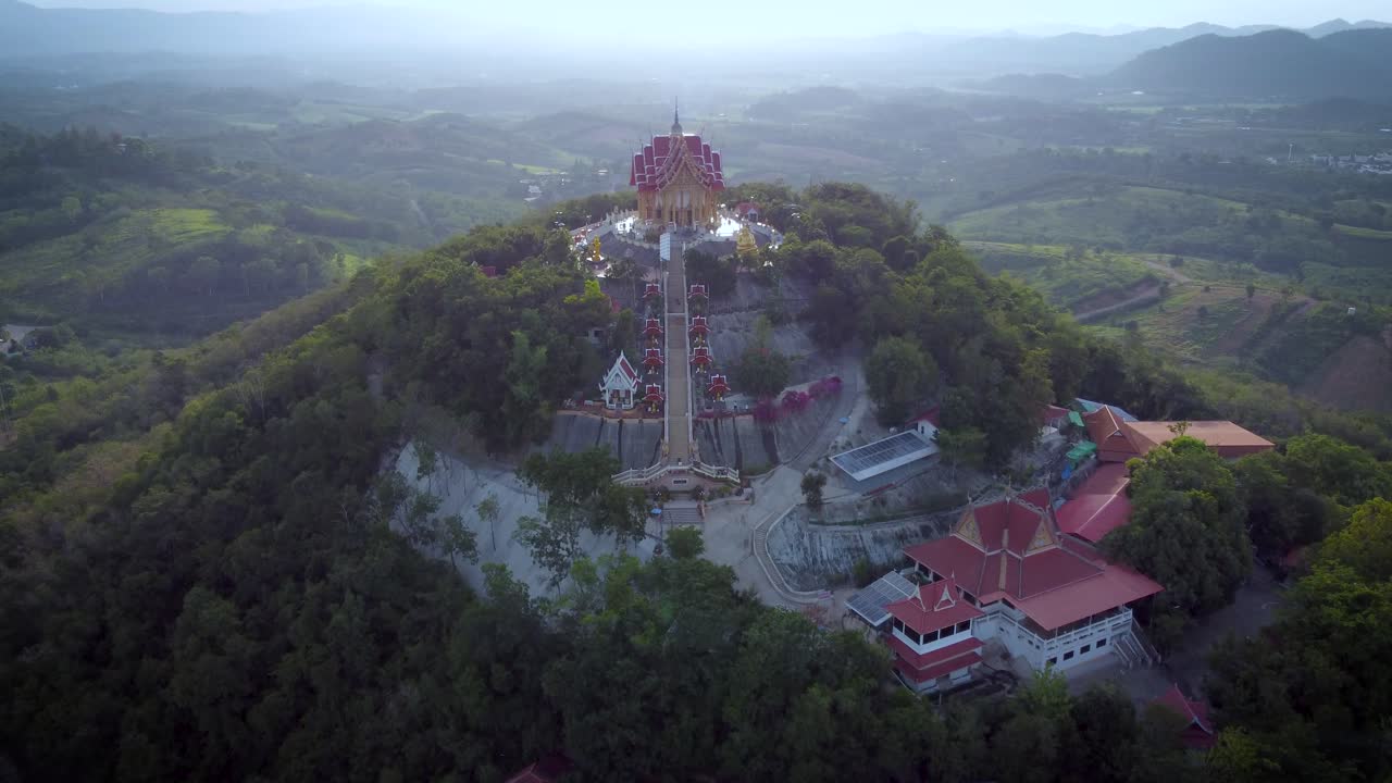 un asombroso punto de referencia en tailandia conocido como wat pa phu hai long en pak chong, nakhon ratchasima