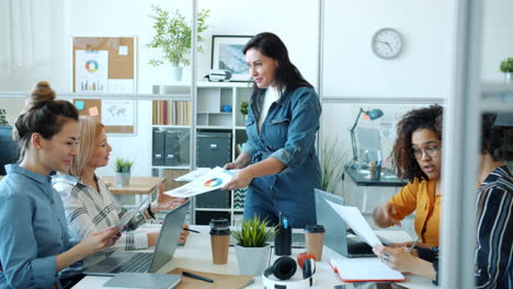 reunión de negocios en una oficina moderna