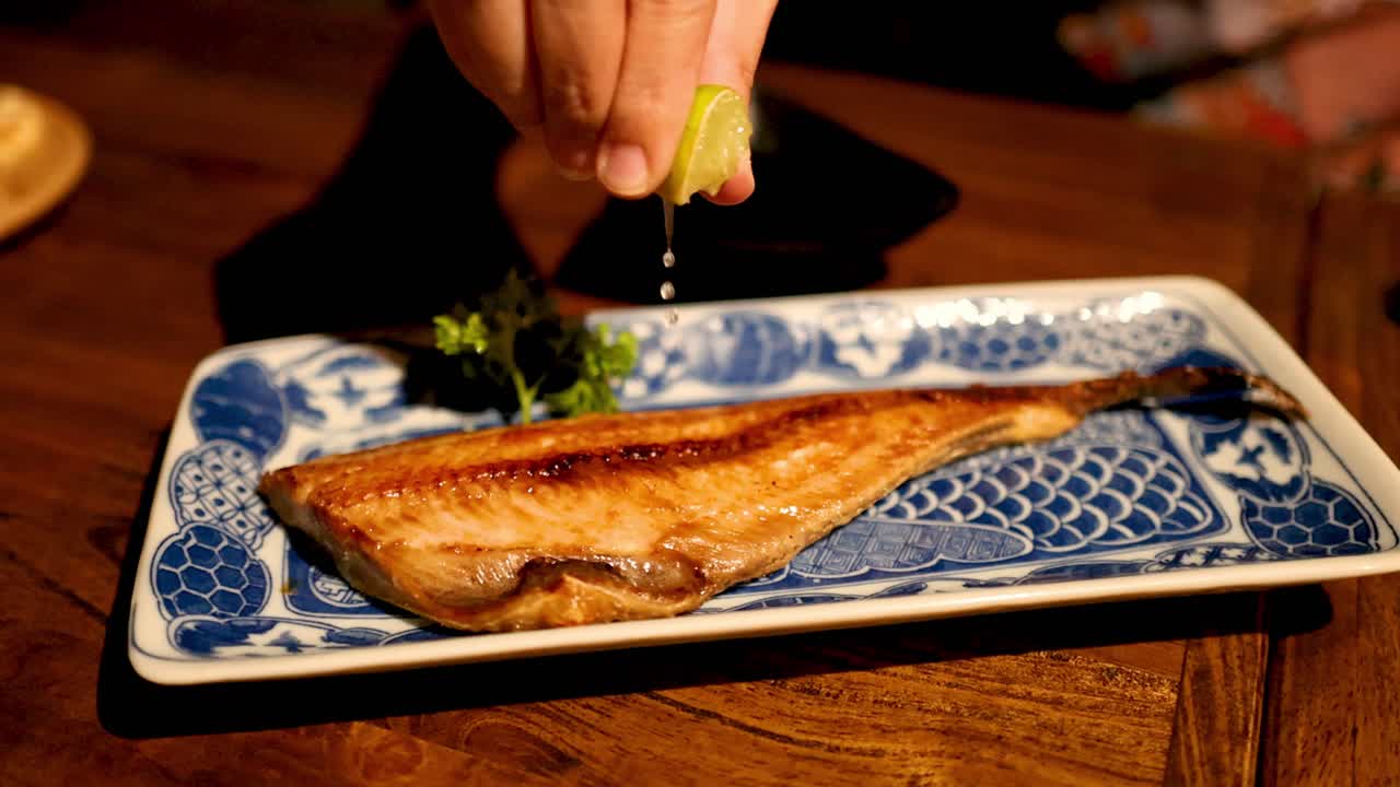 el jugo de limón mejora el sabor del pescado a la parrilla