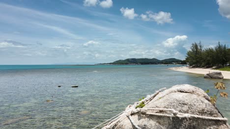 Climbing-Rocks-along-the-Samui-Coast-Beautiful-Beach-Landscape-in-the-Gulf-of-Thailand,-Samui-East-Coast-Turquoise-Water