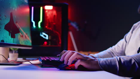 Mann-Benutzt-Gaming-RGB-beleuchtete-Maus,-Um-Asteroiden-In-Einem-Raumschiff-Flug-Videospiel-Abzuschießen