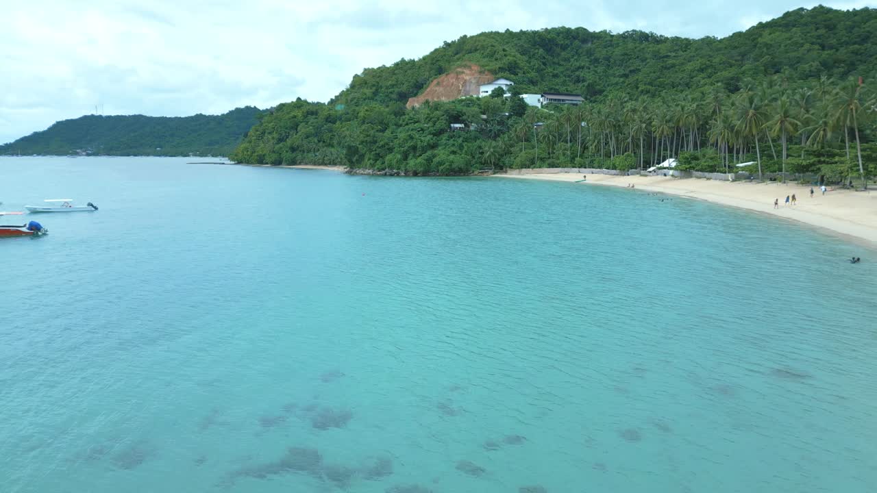 fotografía aérea del mar azul, los barcos, la playa de arena, el bosque verde y la colina