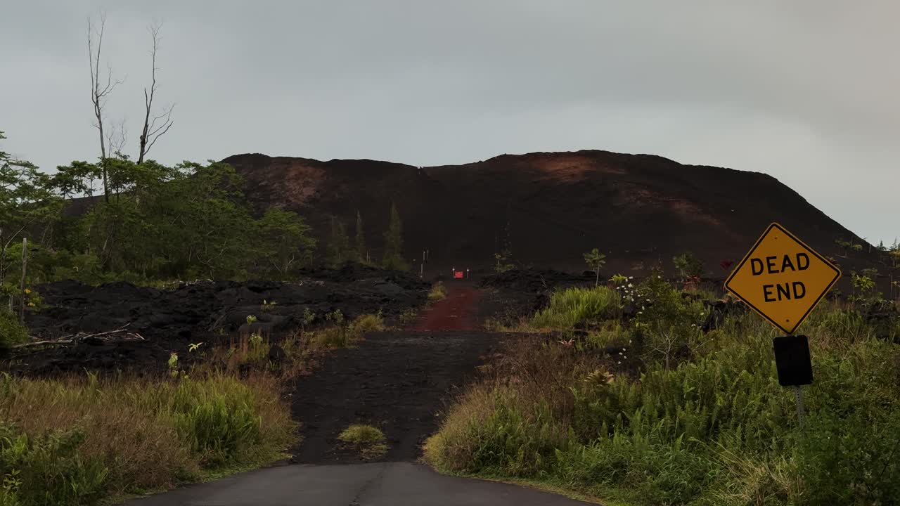 Hawaii'de volkanik çatlak, yemyeşil, çıkmaz yol, bulutlu bir gün