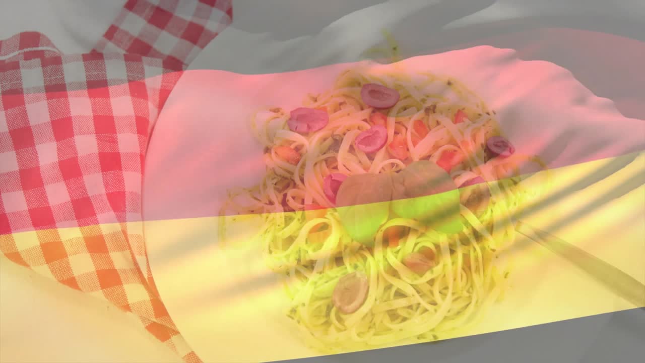 フォークが右から入り、エシャロットとソーセージと共にパスタの麺を持ち上げて絡ませ、均一にトッピングする。