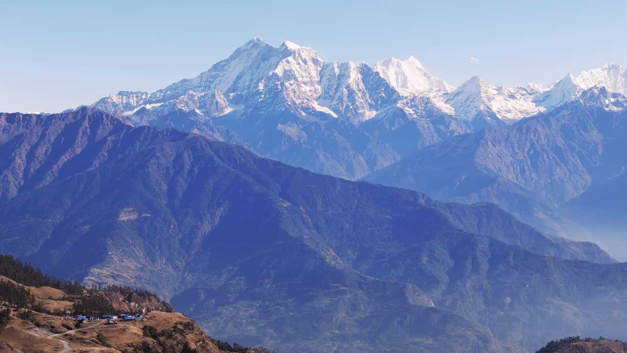 Luftfoto fra Kalinchowk i Nepal viser Himalaya-toppe, inklusive Annapurna Manaslu Ganesh Himal Langtang Dorjee Lakpa Gauri Shanker og andre bjerge