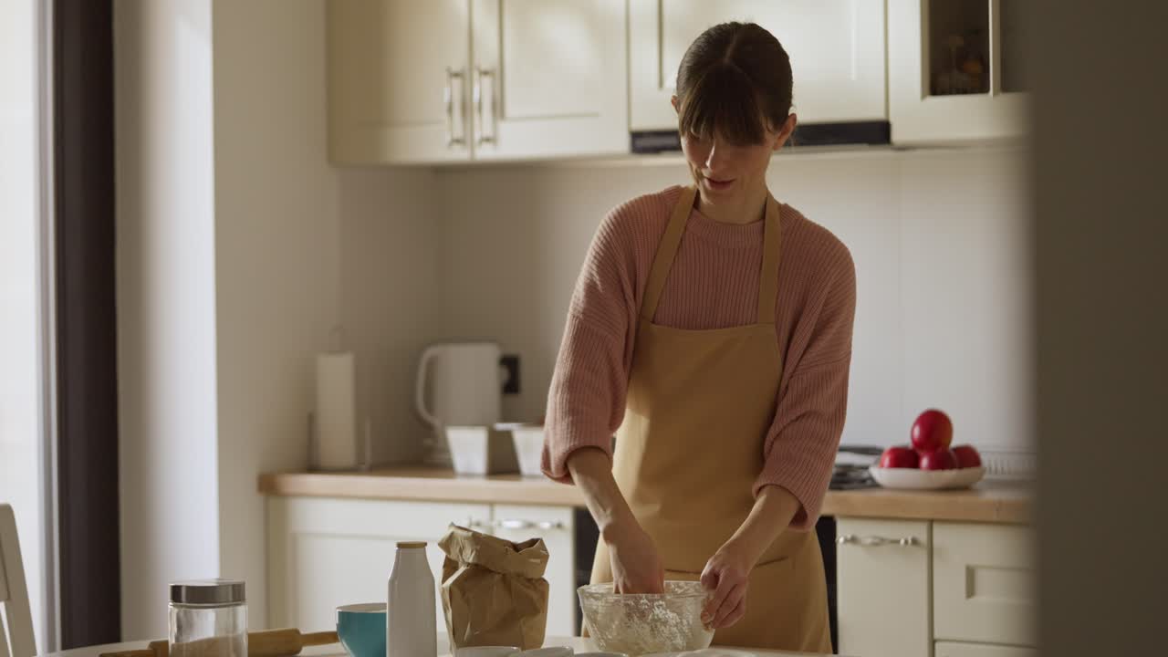 una mujer está cocinando en la cocina
