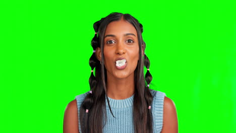 Face,-woman-and-blowing-bubblegum-in-green-screen