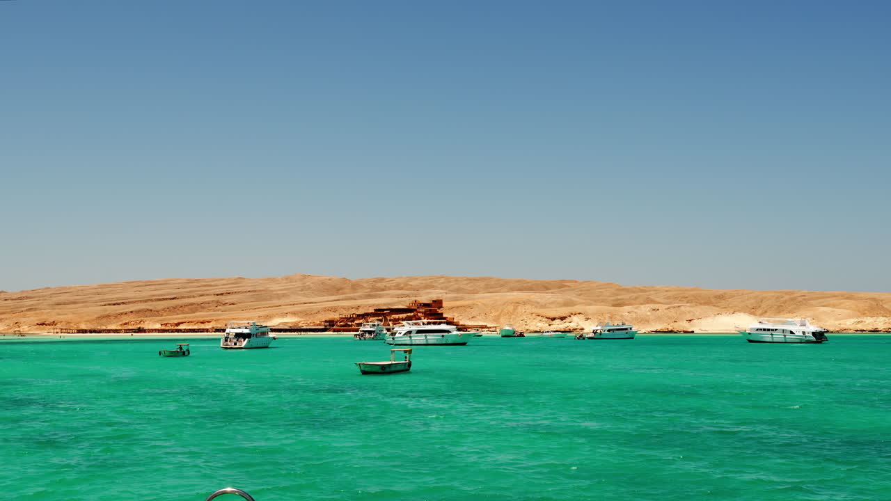 Hurghada, Mısır'daki Orange Koyu'nun Berrak Mavi Sularında Seyir Gemileri