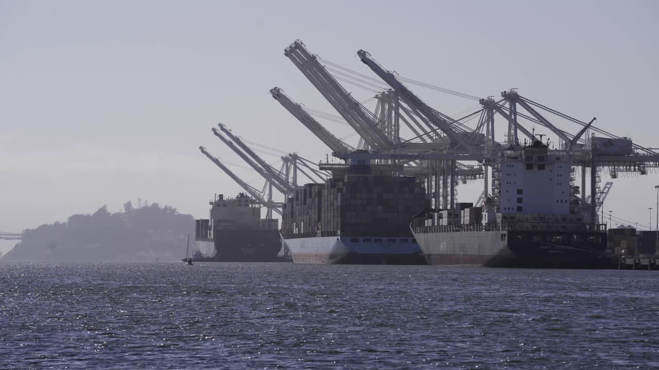 오클랜드 항구 의 항구 에서 컨테이너 선박 을 풀고 있는 것
