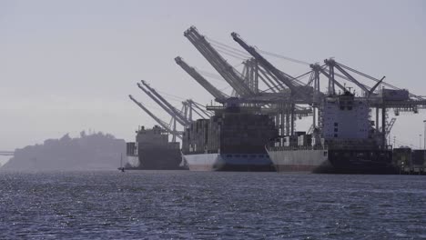 buques portacontenedores descargando en el muelle del puerto de oakland