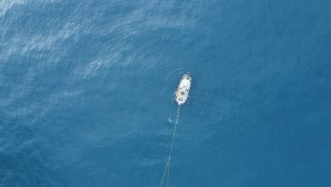 Künstliche-Riffstruktur-Auf-Einem-Schwimmenden-Lastkahn,-Bereit-Zur-Installation-Auf-Dem-Meeresboden