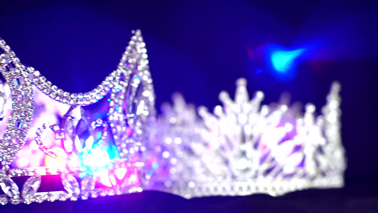 la corona de diamantes y plata del concurso de belleza