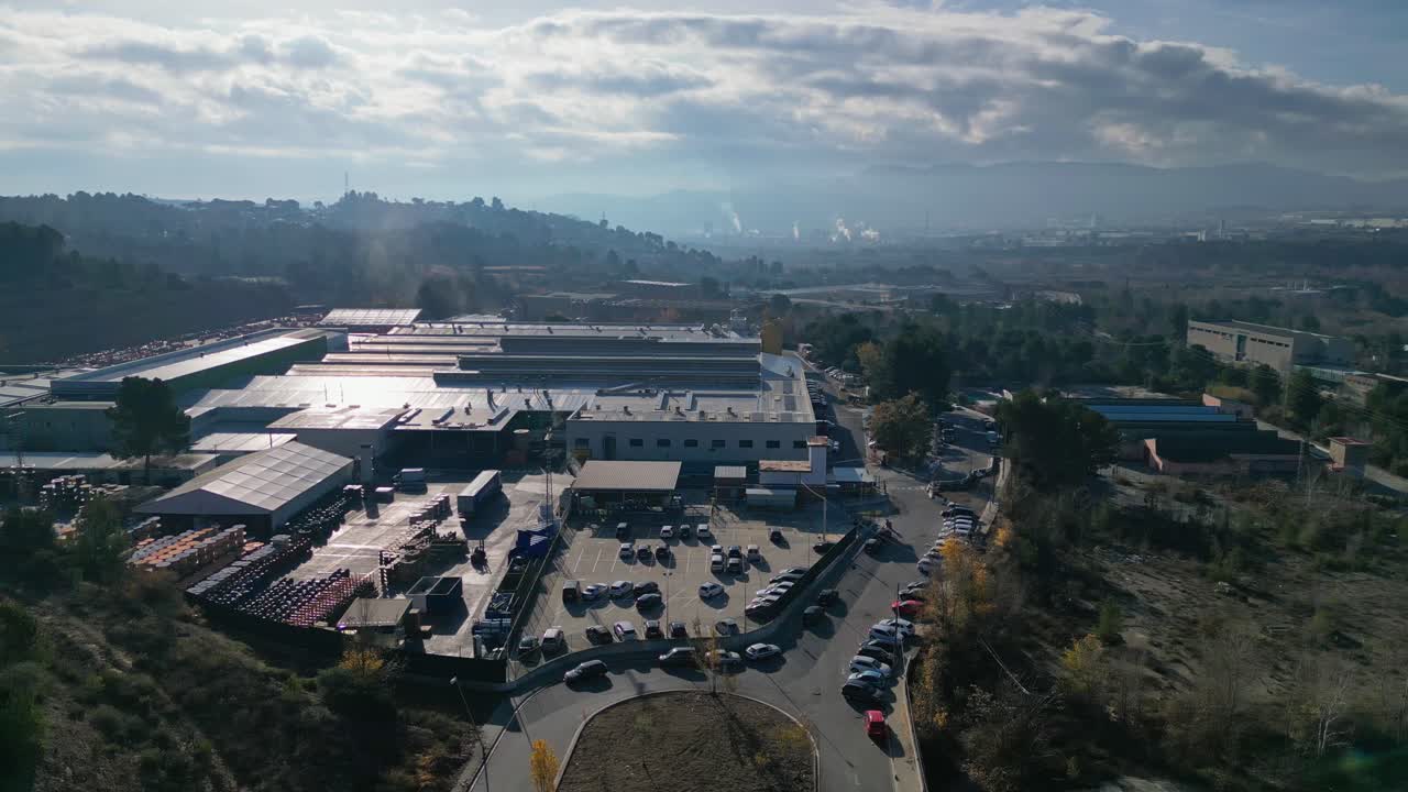 Parco industriale vicino ad Abrera, Barcellona, Spagna, con magazzini e auto parcheggiate, giornata limpida, vista aerea