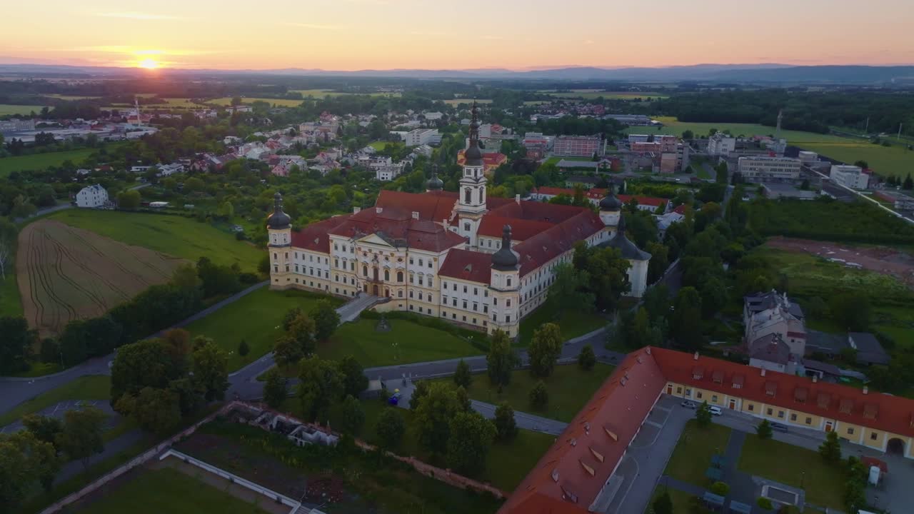vista aérea del histórico monasterio barroco en olomouc