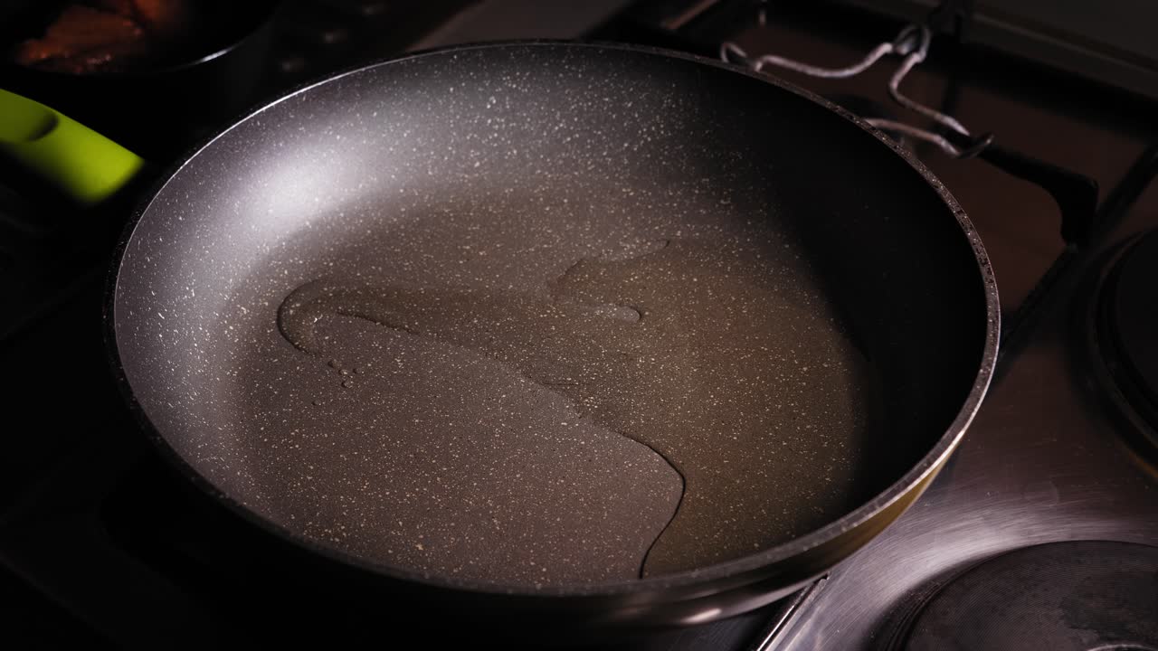 식물성 기름과 생 닭 가슴살 프라이팬, 아시아 음식 요리