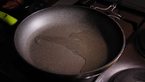 aceite vegetal y sartén de pechuga de pollo cruda, cocinando comida asiática