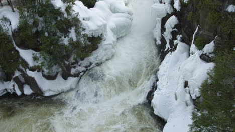 hermoso país de las maravillas de invierno, río congelado que fluye a través de un bosque cubierto de nieve