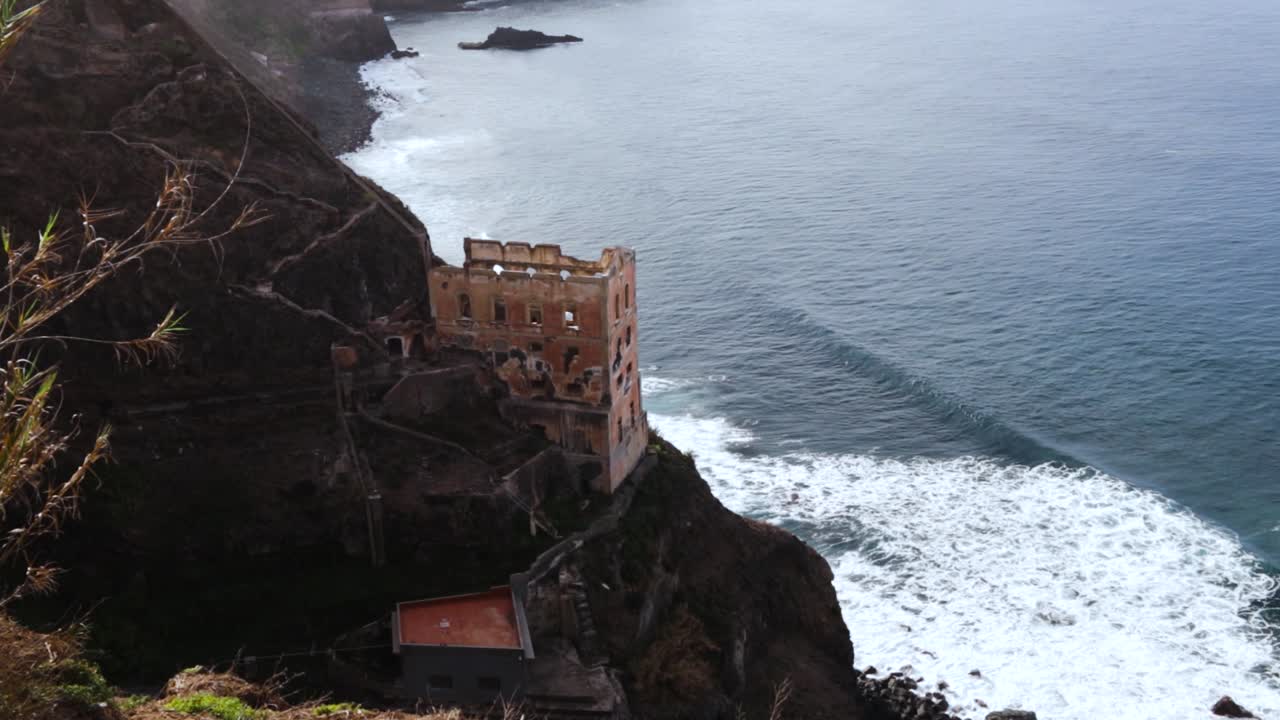La Casa Hamilton abbandonata a Los Realejos, Tenerife, in riva al mare.