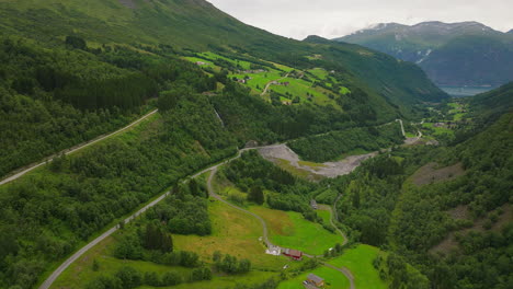 Impresionante-Antena-Que-Se-Hunde-Sobre-El-Valle-Noruego,-Hermosos-Paisajes-De-Viaje-Por-Carretera