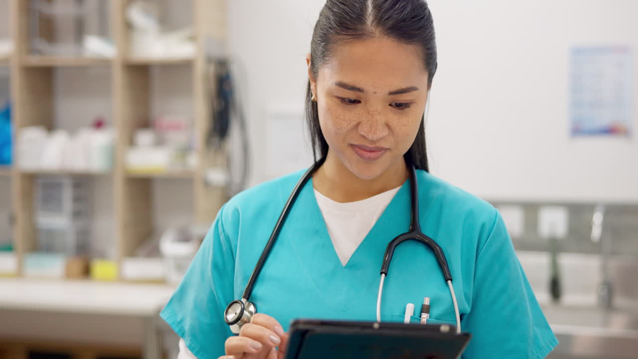feliz, mujer y veterinario trabajan con tableta en la clínica