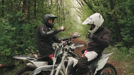 Zwei-Motocross-Fahrer-Stoßen-Vor-Dem-Rennen-Mit-Den-Fäusten