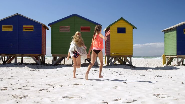 Broers en zussen hebben plezier op het strand 4k