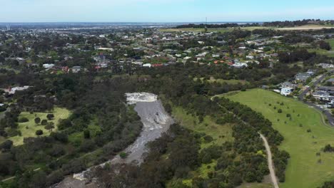 Antena-Río-Barwon-Geelong-Fluyendo-Rápidamente-Después-De-Un-Evento-De-Lluvia-Masiva