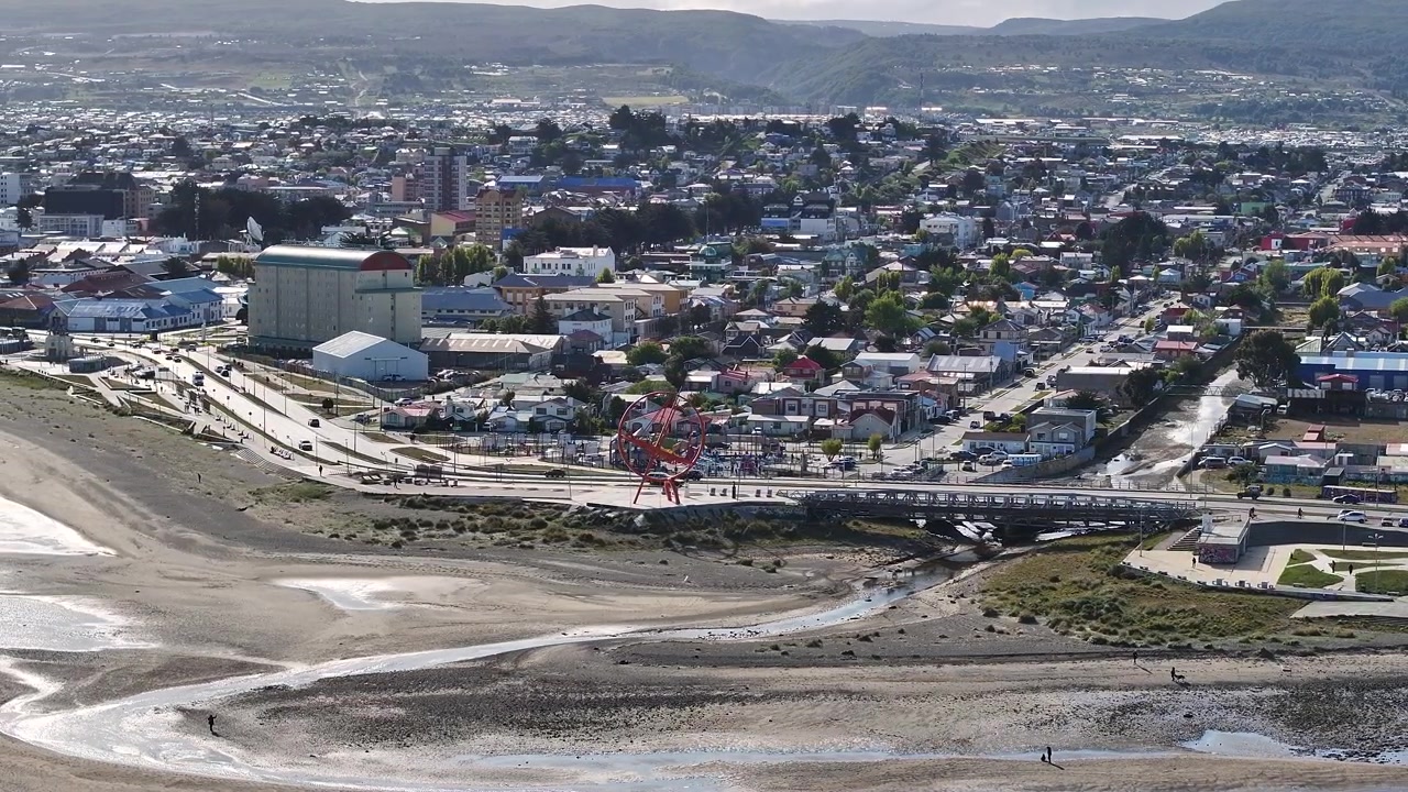 Punta Arenas, Patagonia, Cile. Ripresa con drone di spiaggia, edifici cittadini e traffico costiero in una giornata di sole.