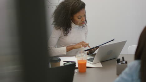 pessoas de negócios afro-americanas reunidas na sala de reuniões grávida líder da equipe mulher apresentando dados de gráfico financeiro mostrando colegas informações no quadro branco treinando estudantes em conferência de escritório