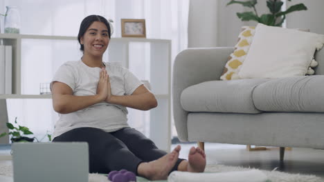 Entspannte-Frau-Beim-Digitalen-Yoga-Kurs