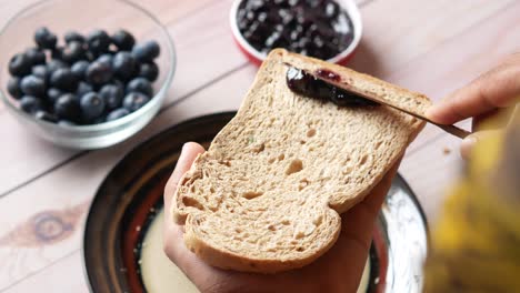 preparando un delicioso desayuno con mermelada de arándanos