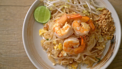 fideos salteados con camarones y brotes o pad thai - estilo de comida asiática