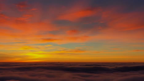 amanecer brumoso de colorado sobre las nubes