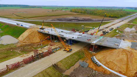 construcción de carreteras. vista desde arriba construcción de puentes sobre autopista de automóviles