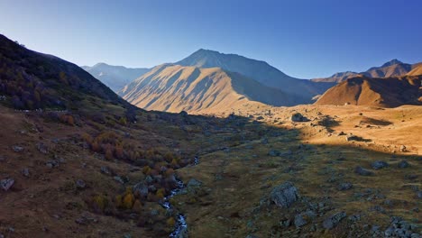 Vuelo-De-Drones-Sobre-Los-Campos-De-Otoño-Y-El-Río-En-Las-Montañas-Del-Cáucaso-De-Georgia