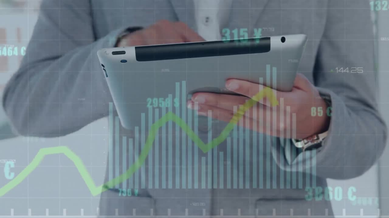 Animazione di grafici, numeri variabili e simboli di valuta, uomo caucasico che usa un tablet digitale