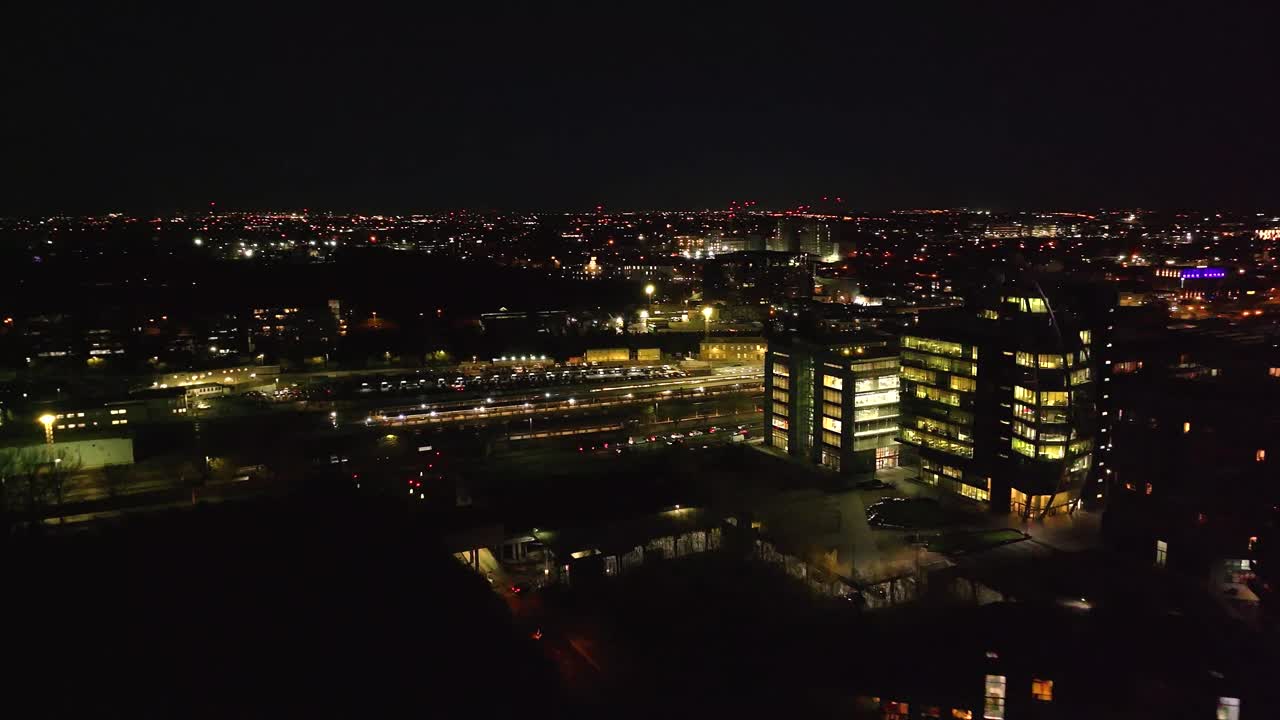 Filmagem cinematográfica em 4K com drone da estação Heuston à noite, Irlanda_055