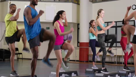 Clase-De-Mantenerse-En-Forma-En-Un-Gimnasio