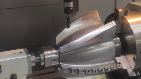 máquina de fresado cnc para metalurgia. corte de metal tecnología de procesamiento moderna.
