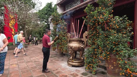 gente orando y caminando en el templo de hanoi