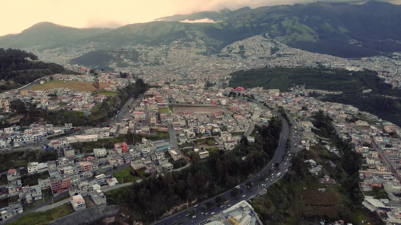 drone tiro aéreo en 4k, movimiento hacia abajo que muestra el sur de la ciudad de quito, sector monjas, provincia de pichincha, ecuador