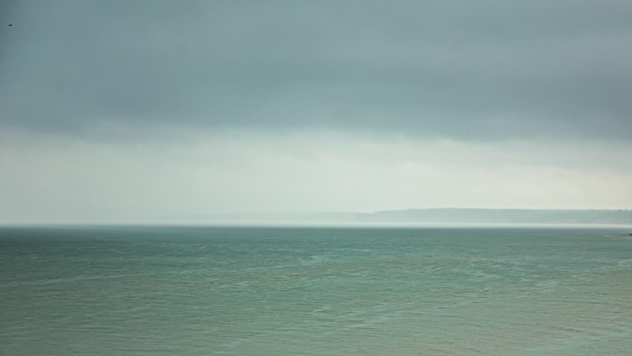 물 위에서 발달하는 강한 폭풍의 타임  ⁇ 스, 배경에는 육지가 거의 보이지 않습니다.