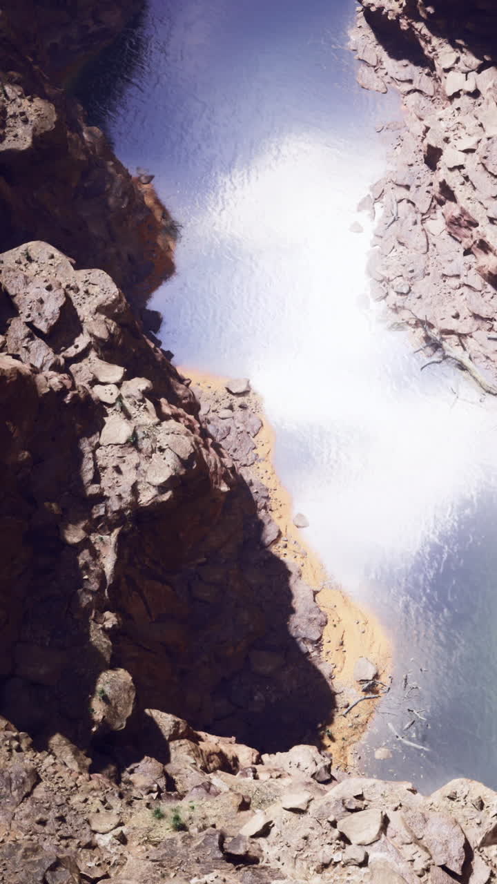 Rocce e acqua si incontrano in una valle fluviale sotto la luce del sole di mezzogiorno nella natura