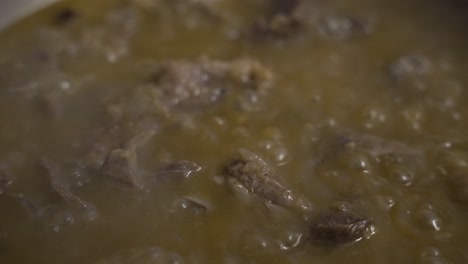 carne burbujeante curry de carne de res en olla con vapor que se eleva