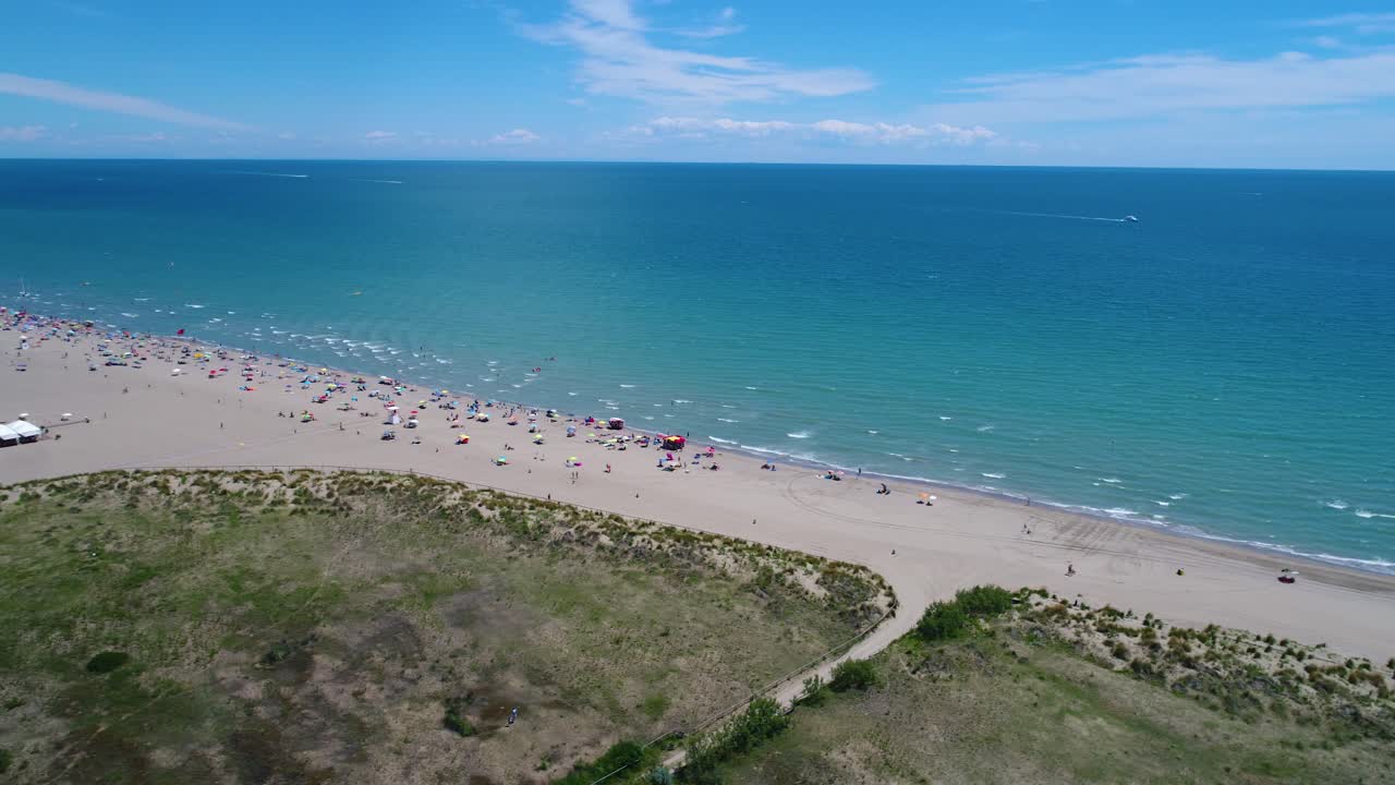 italia, la playa del mar adriático. descanso en el mar cerca de venecia. vuelos aéreos de drones fpv.