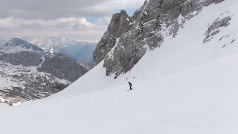 seguendo lo sciatore lungo il fianco della montagna