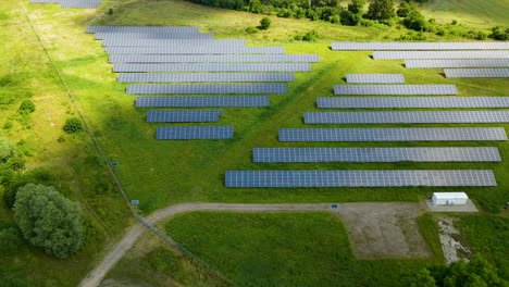 Paneles-Fotovoltaicos-Para-La-Producción-De-Electricidad-Renovable-Cerca-De-Gdansk,-Polonia---Toma-Aérea