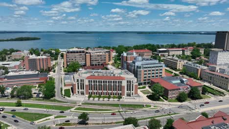 campus de la universidad de wisconsin con el lago mendota en el fondo en un hermoso día de verano