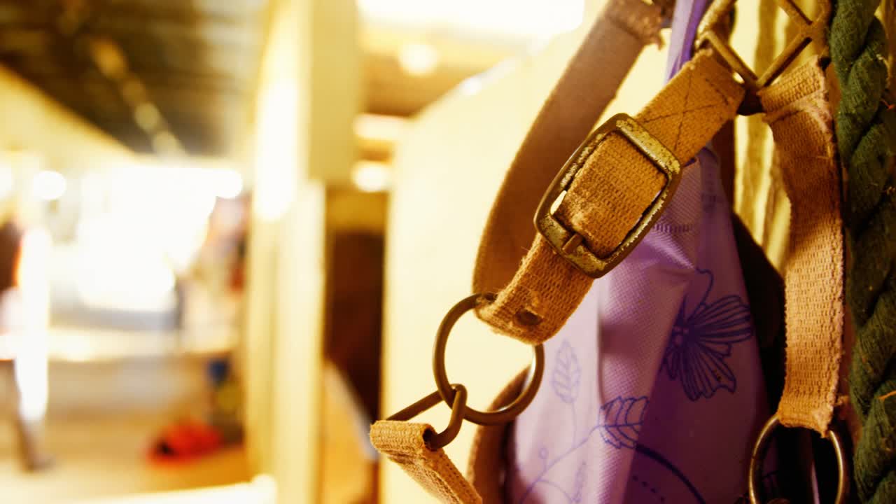 4k 안정에서 벽에 매달린  ⁇ 매